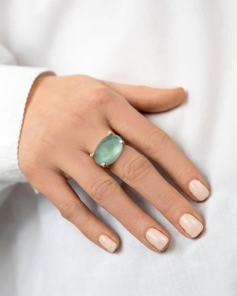 18K Gold Ring with 35ct Aquamarine & Diamond Accents