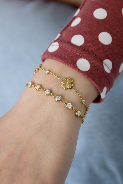 Link bracelet with round cubic zirconia stones
