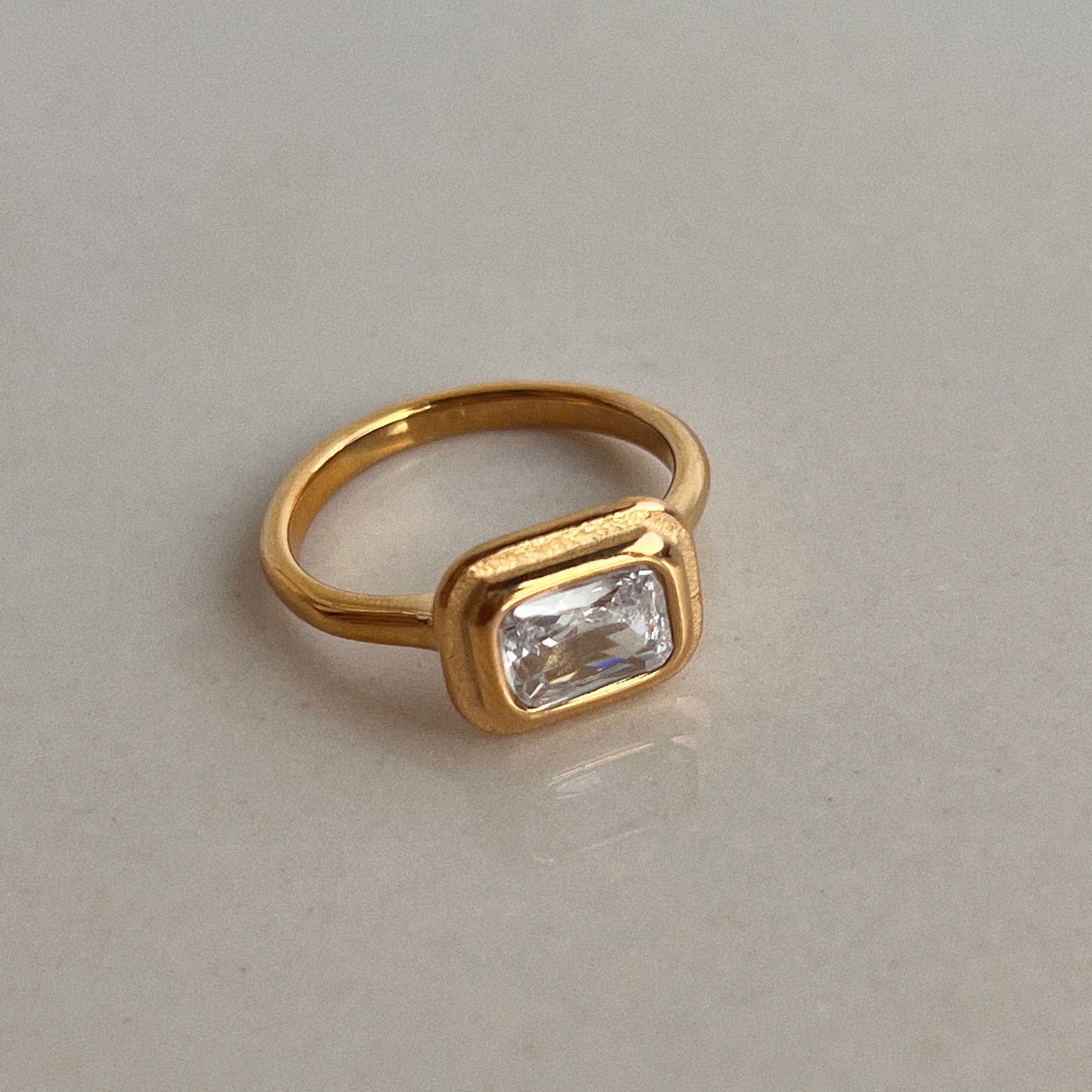 Lucent Luxe Ring – Rectangular Cut Elegance