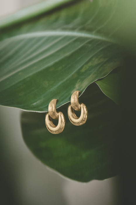 Organic link earrings with a matte effect