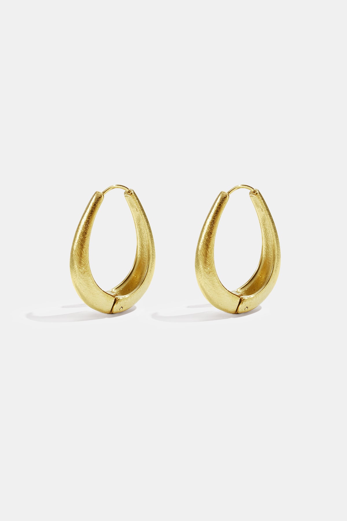 Oval-shaped hoop earrings