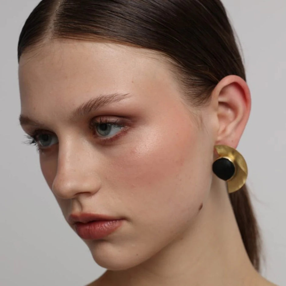 “Robbin bronze earrings with black resin center – ENOTIA”