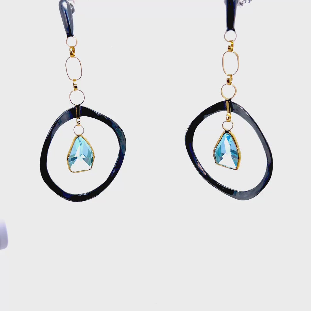 Φόρτωση βίντεο: Sculptural Gold &amp; Silver Earrings with Aquamarine Gemstone
